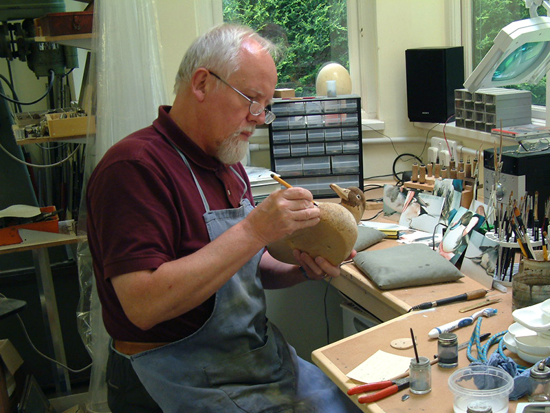 Bird carver Feathervarver David Patrick-Brown pencilling in feather flow